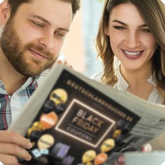 Zeitungsleser mit Couponbeilage